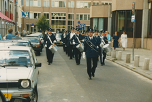 863099 Afbeelding van de Politiekapel in de Waterstraat te Utrecht, die het feest voor de afsluiting van een periode ...